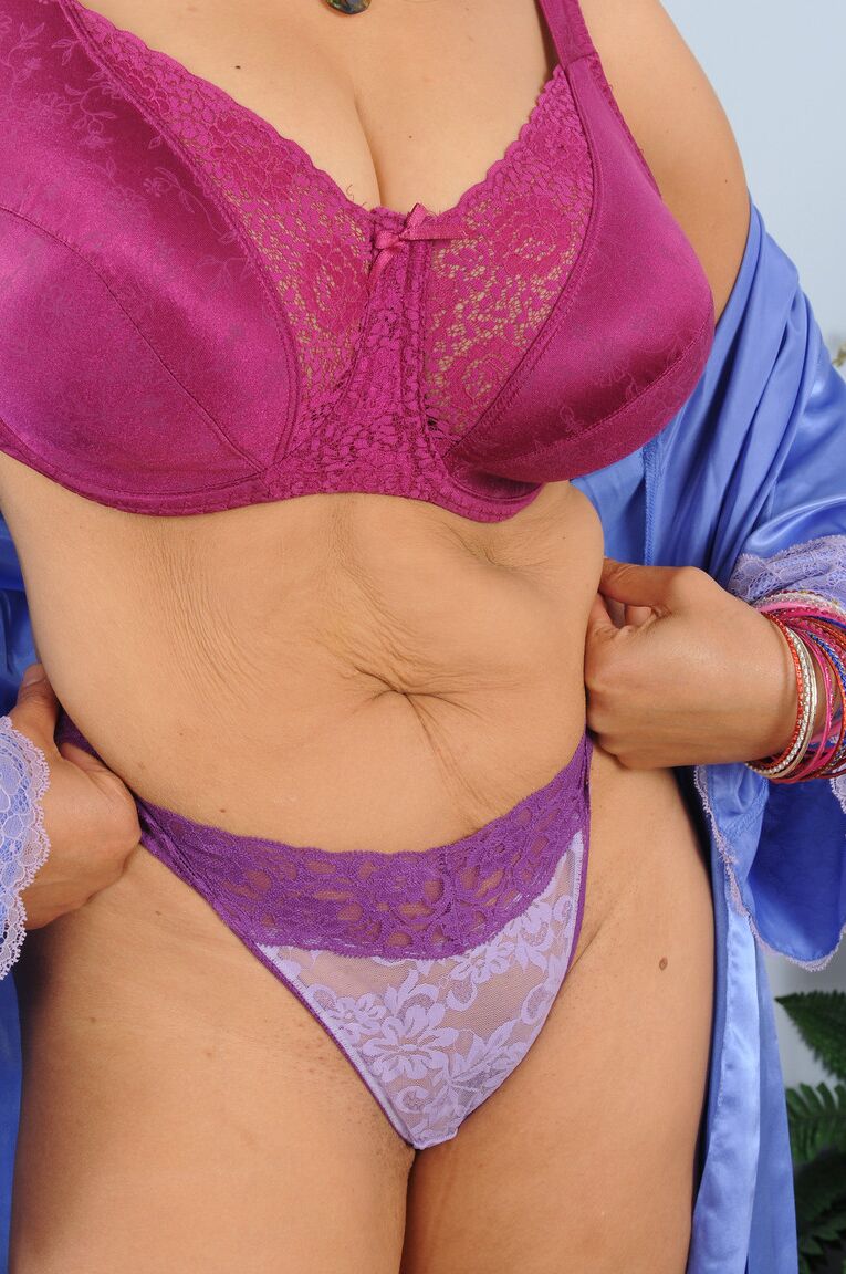 21P La exótica MILF de ébano Lala Bond muestra sus tetas naturales