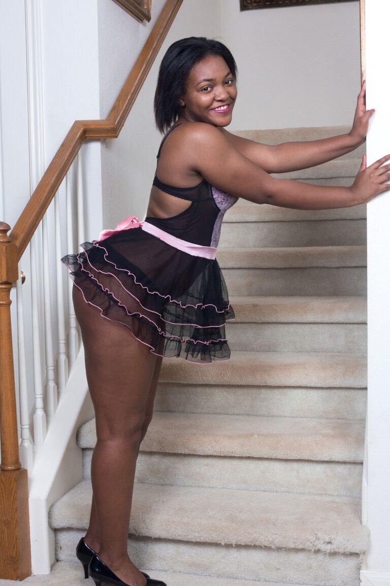 18P La sexy gorda de ébano Bobbie Rains se quita la lencería elegante para mostrar su coño peludo y caliente