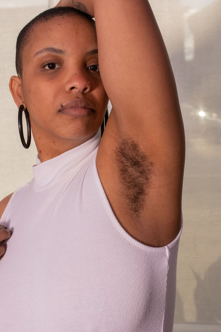 21P La amateur de pelo corto con curvas Erykah Ohms abre su coño muy peludo de cerca