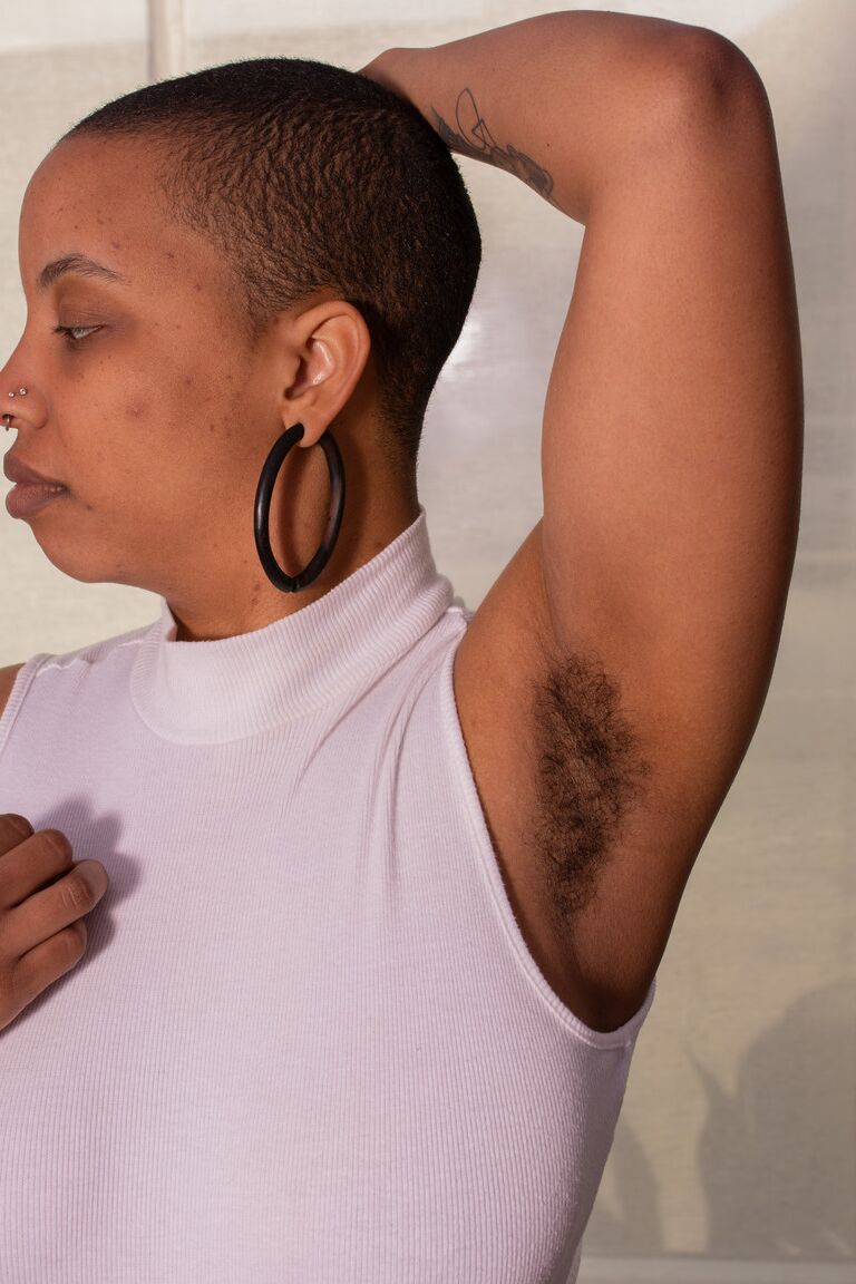21P La amateur de pelo corto con curvas Erykah Ohms abre su coño muy peludo de cerca