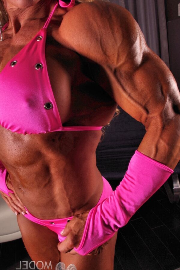 21P Sexy Bodybuilderin Debi Laszewski zeigt ihre gebräunten Muskeln in ihrem rosa Bikini