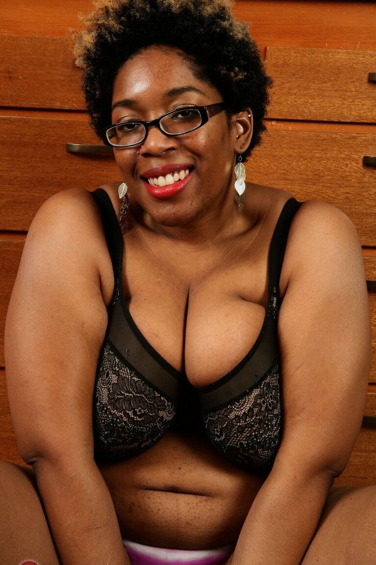 21P Ebony madura Misty revela seus seios enormes