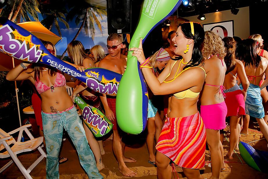 16P Gatas famintas de pau de biquíni enlouquecendo na festa de sexo hardcore