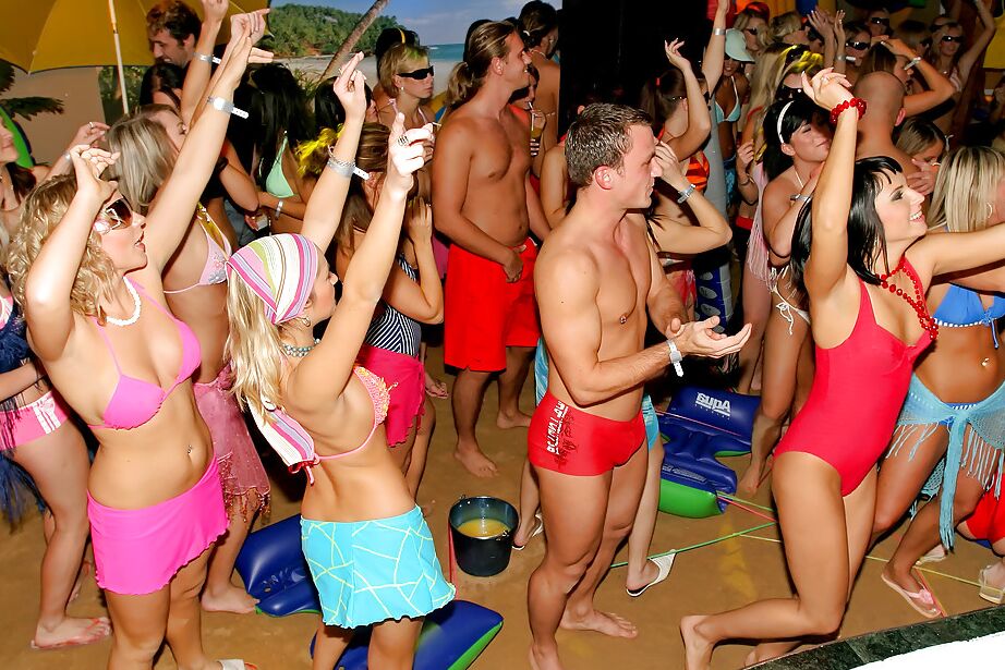 16P Gatas famintas de pau de biquíni enlouquecendo na festa de sexo hardcore