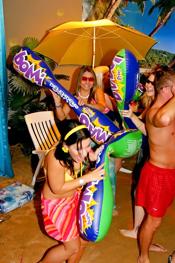 16P Gatas famintas de pau de biquíni enlouquecendo na festa de sexo hardcore