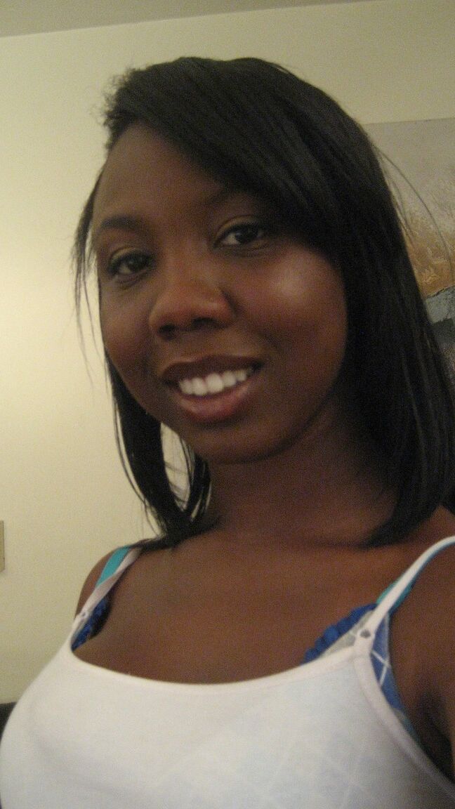 21P La beauté ébène Elisha se prend en photo tout en se déshabillant pour exposer ses seins.