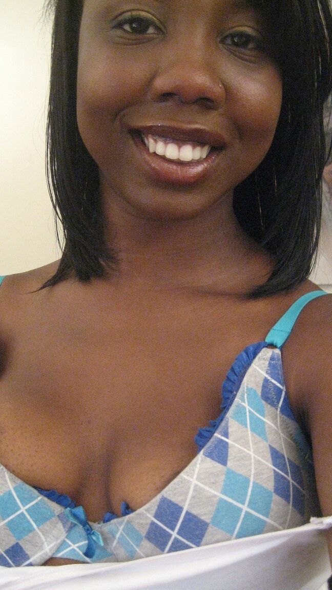 21P La beauté ébène Elisha se prend en photo tout en se déshabillant pour exposer ses seins.