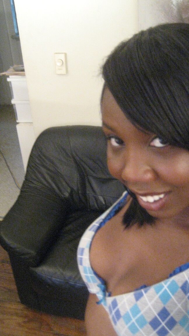 21P La beauté ébène Elisha se prend en photo tout en se déshabillant pour exposer ses seins.