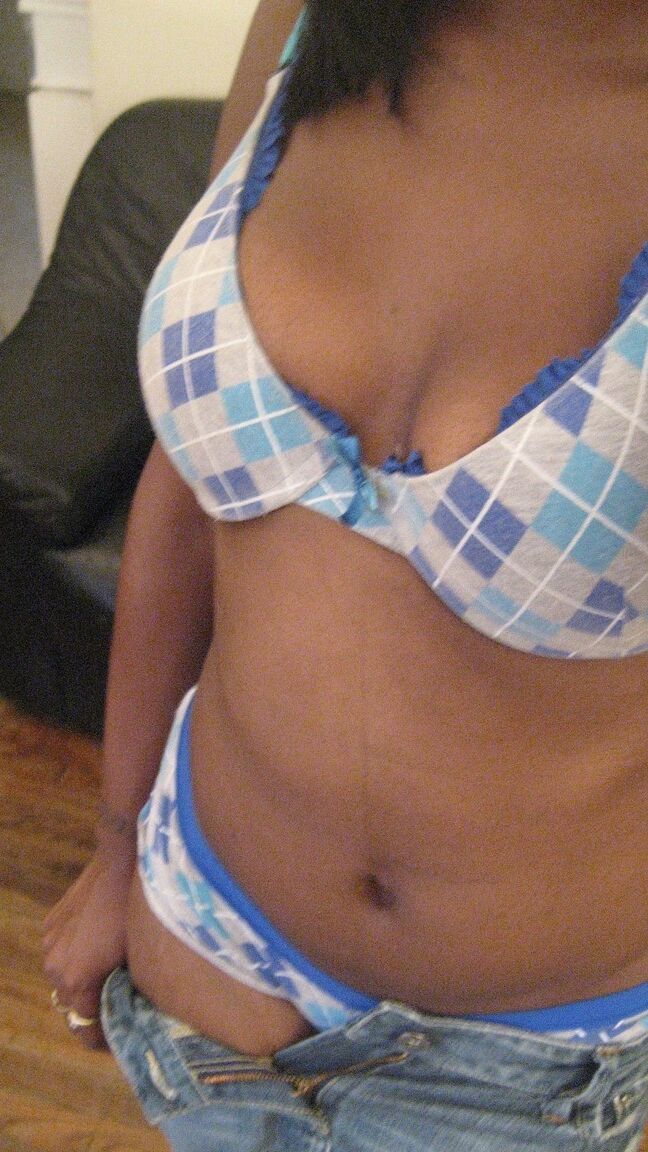 21P La beauté ébène Elisha se prend en photo tout en se déshabillant pour exposer ses seins.