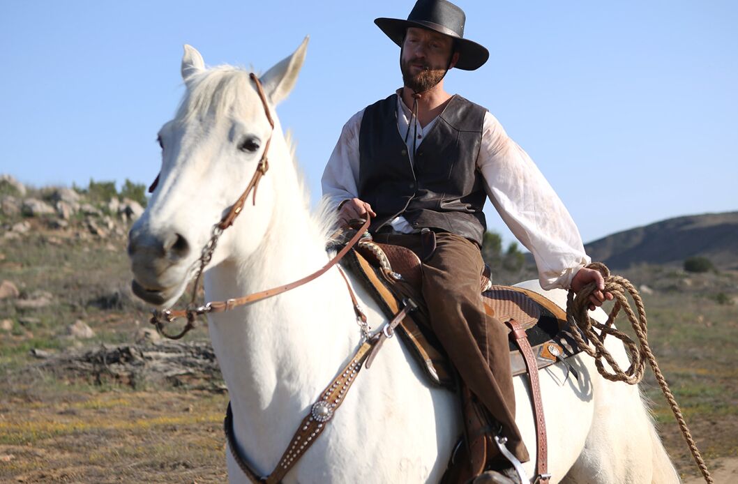 16P Une esclave sexy en ébène ligotée et baisée de force par son ravisseur cowboy