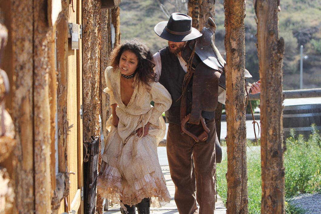 16P Une esclave sexy en ébène ligotée et baisée de force par son ravisseur cowboy