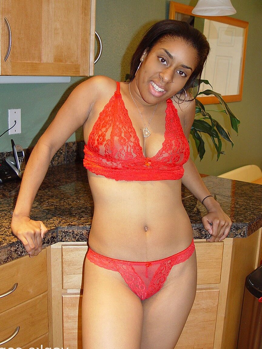 17P Tiffany, une jolie fille ébène, découvre ses gros seins naturels pour jouer avec sa chatte noire