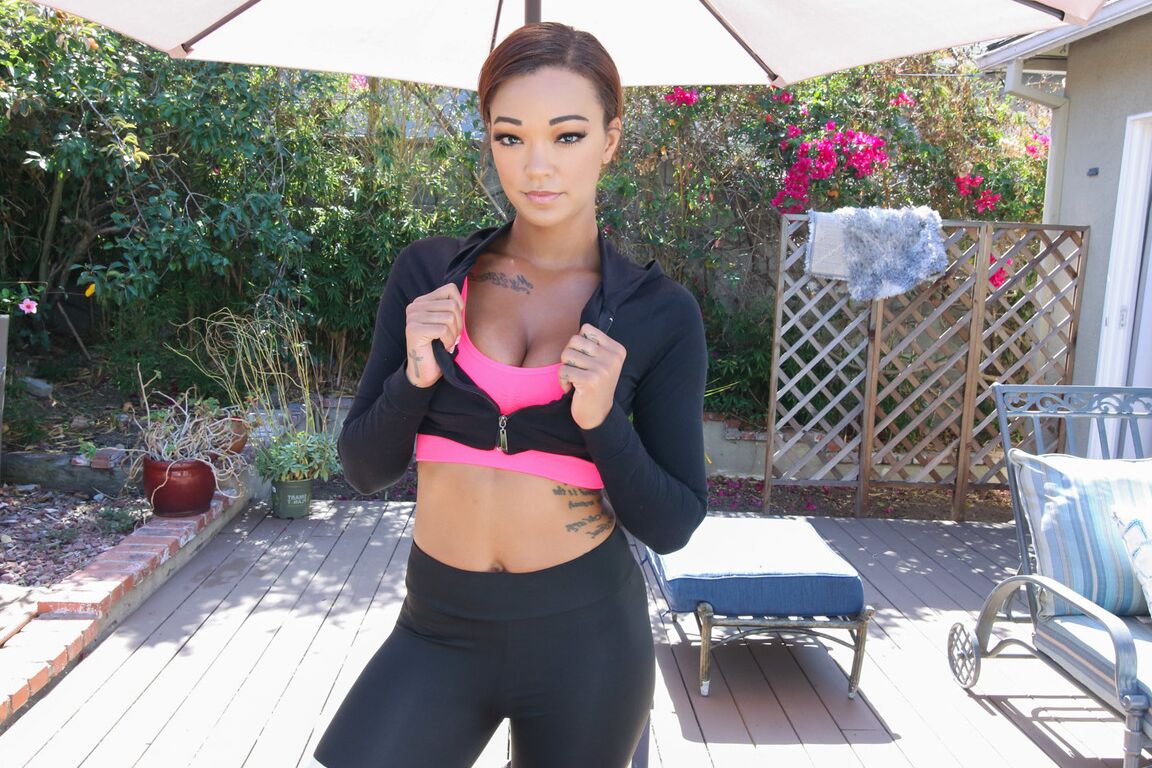 19P La belleza deportiva Harley Dean revela su trasero de burbuja