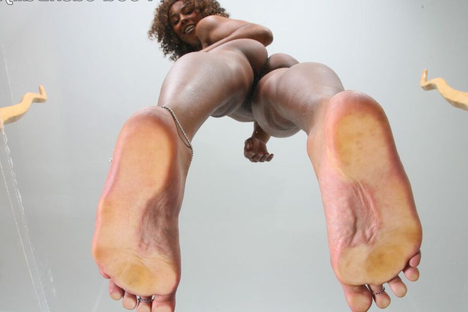 16P Fille noire aux cheveux bouclés Misty Stone prend une éjaculation sur ses semelles pendant les rapports sexuels