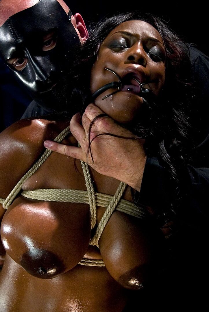 21P Jada Fire, une ébène aux gros seins, se fait doigter