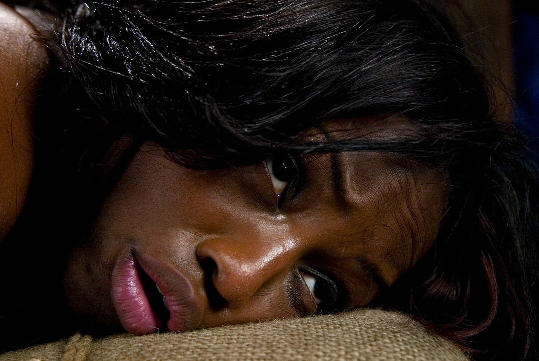 21P Jada Fire, une ébène aux gros seins, se fait doigter