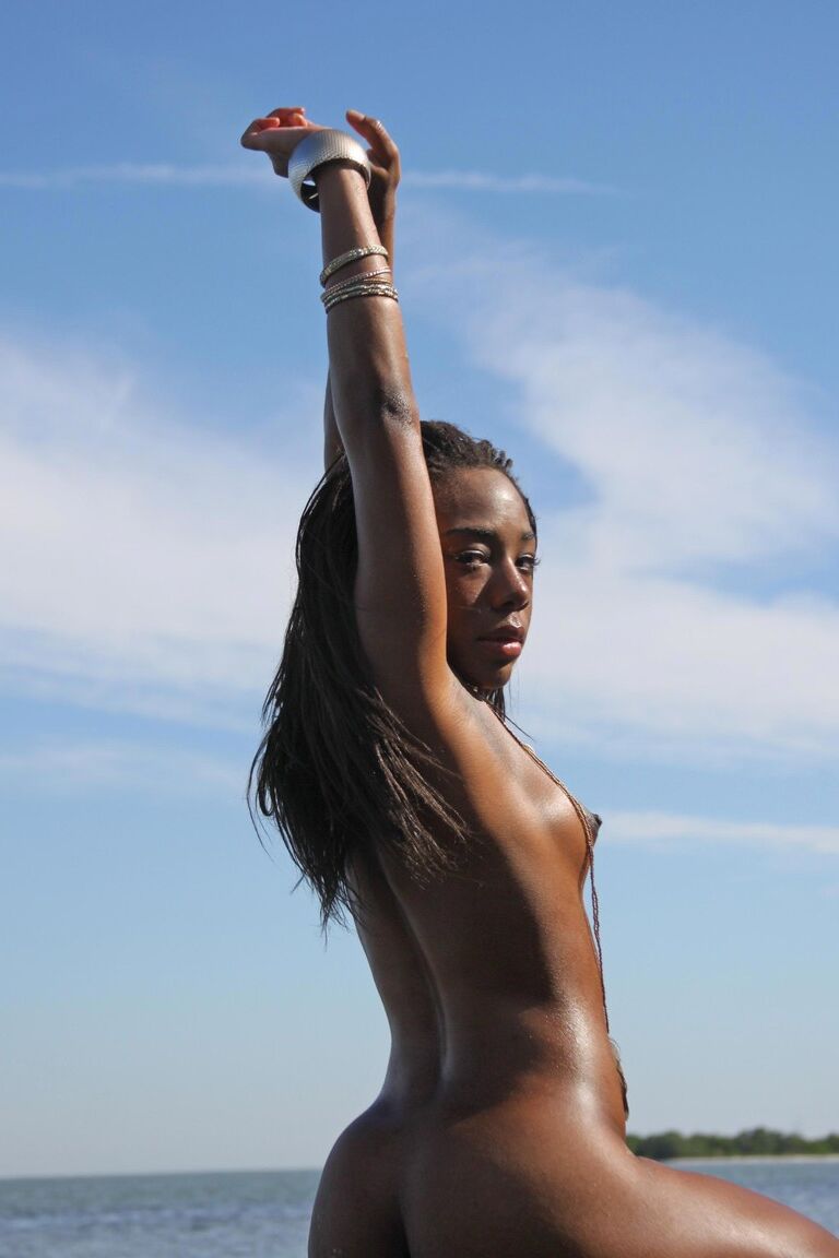 21P Déesse Nue Nikitta