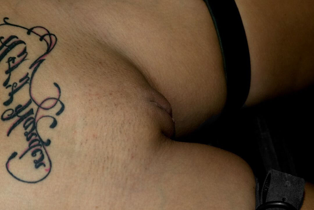 21P Claire Dames, une salope aux gros seins, se fait jouer la chatte gonflée