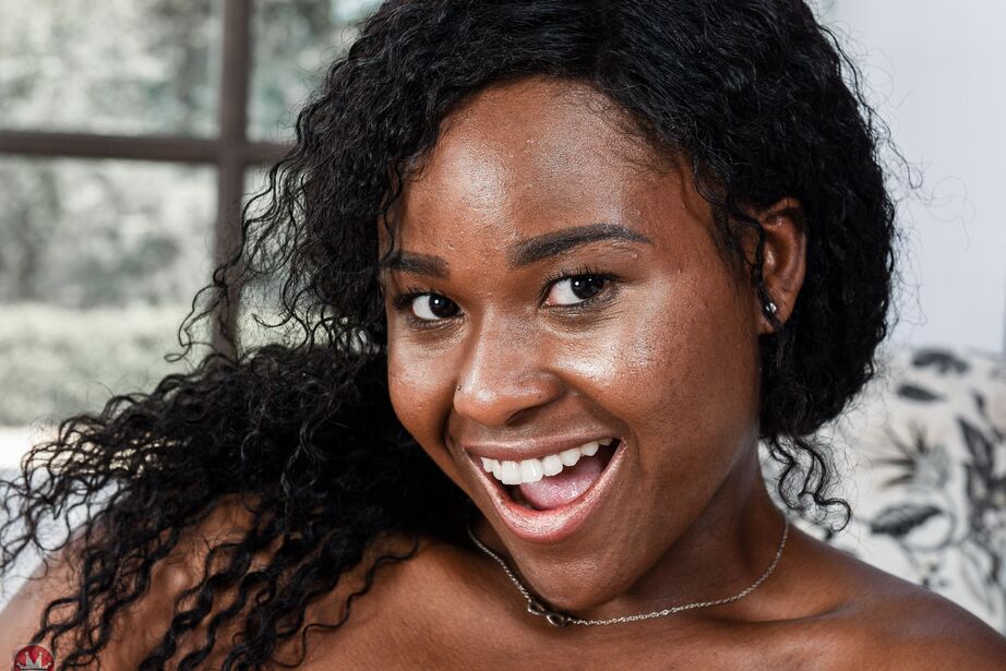 16P Black girl Charlie Rae stretches her trimmed bush wide open