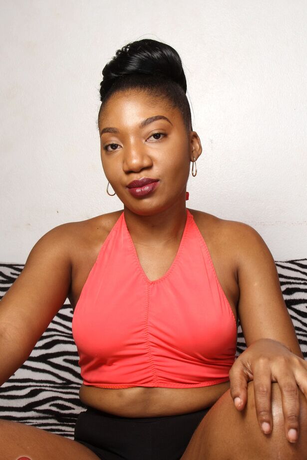 16P Black chick by the name of Maite proudly shows off her pink cooter at home