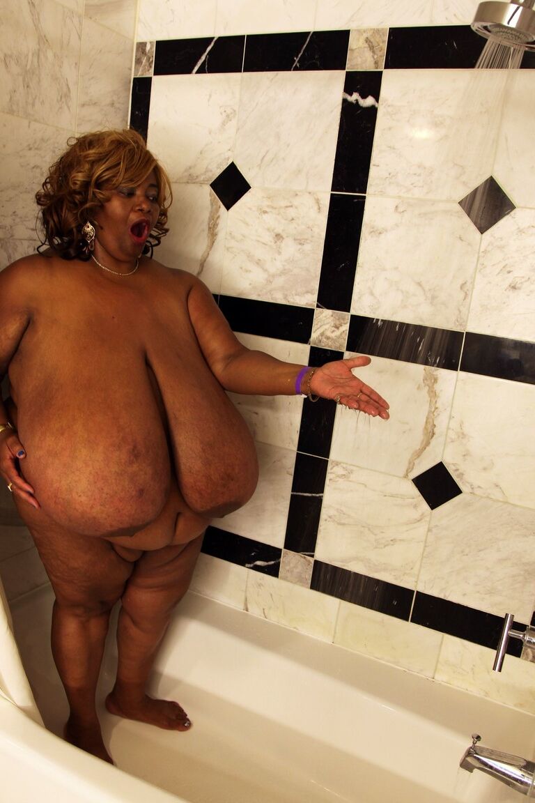 Die 21P reife Ebenholz-BBW Norma Stitz wäscht ihre riesigen natürlichen Titten unter der Dusche