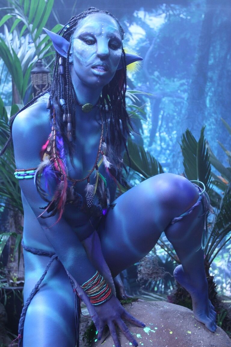 18P Cosplay garota Misty Stone belisca seus mamilos azuis em uma provocação de fantasia quente