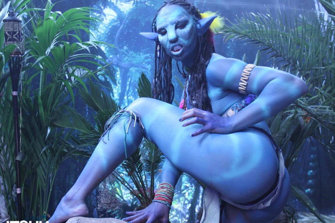 18P Cosplay garota Misty Stone belisca seus mamilos azuis em uma provocação de fantasia quente