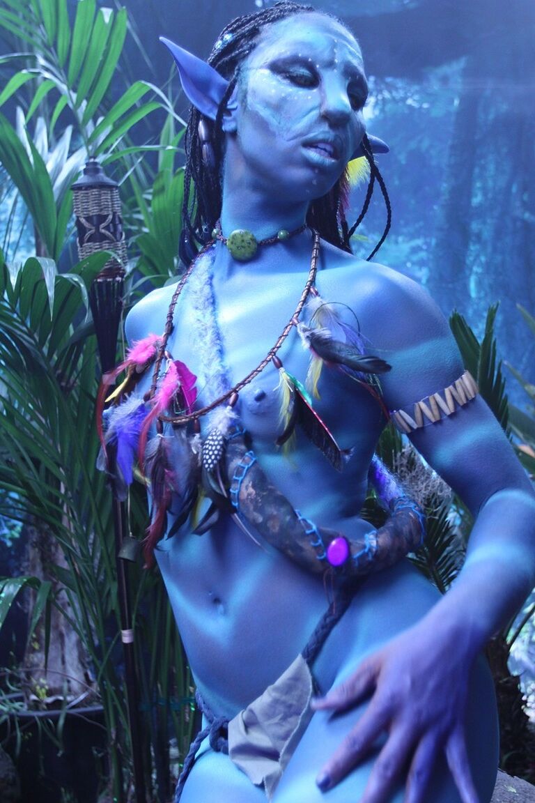 18P Cosplay garota Misty Stone belisca seus mamilos azuis em uma provocação de fantasia quente