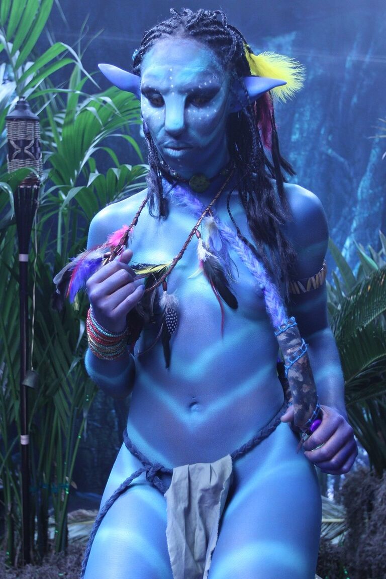18P Cosplay garota Misty Stone belisca seus mamilos azuis em uma provocação de fantasia quente