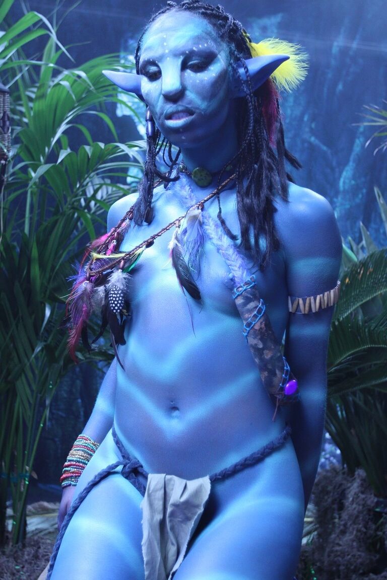 18P Cosplay garota Misty Stone belisca seus mamilos azuis em uma provocação de fantasia quente