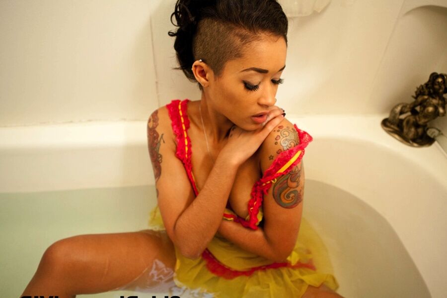 16P Hot ebony girl Skin Diamond entrelaça os dedos dos pés enquanto se masturba em uma banheira