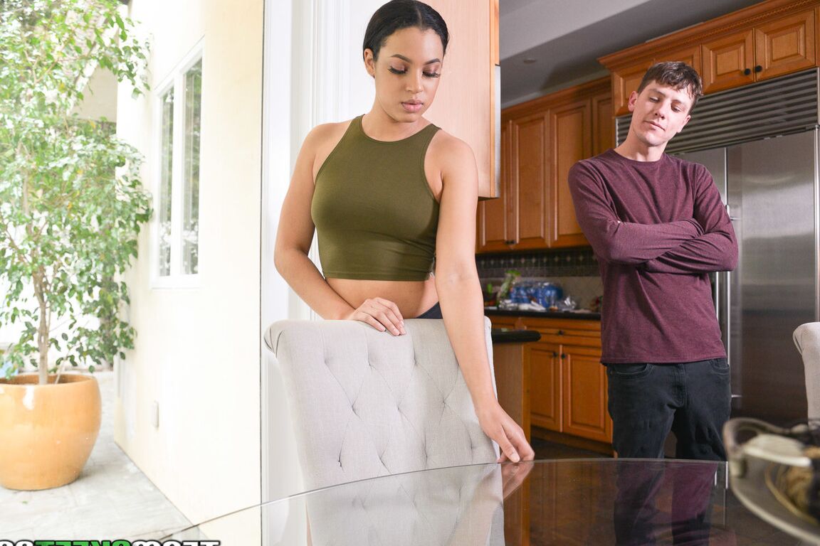 21P A adolescente sedutora Amethyst Banks desfruta de uma foda anal hardcore por um jovem garanhão