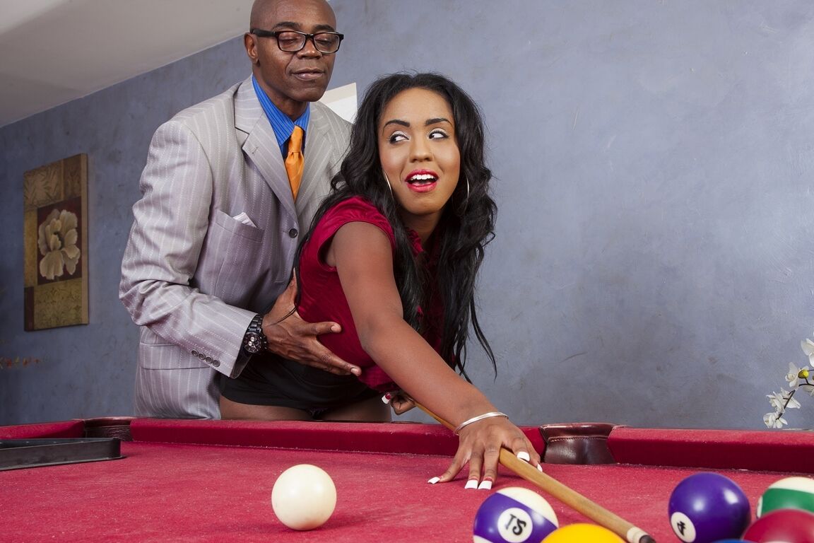 21P L'adorable ébène Layton Benton révèle ses fesses rondes