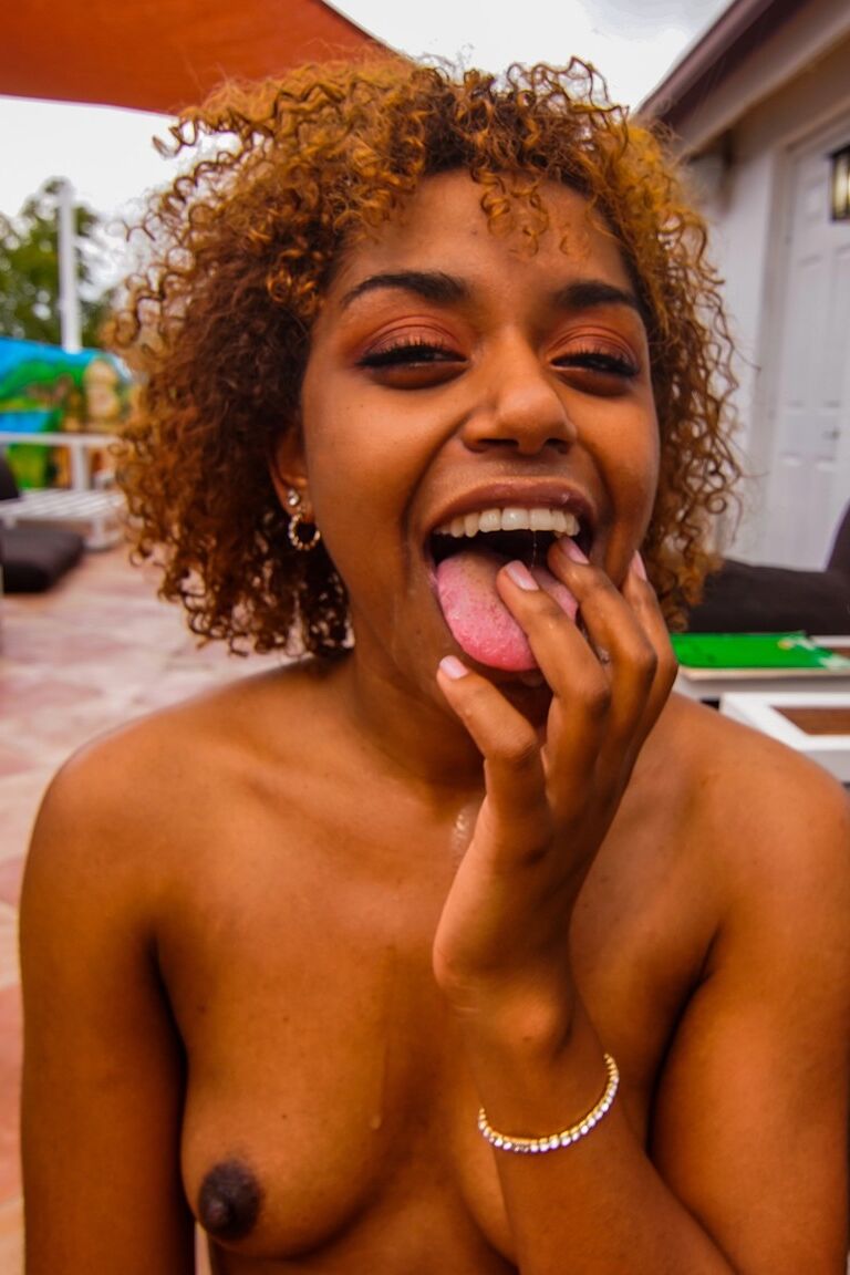 21P 微乳の巻き毛の黒人美女ミル・ブレイズがハメ撮りで白いドンに跨る