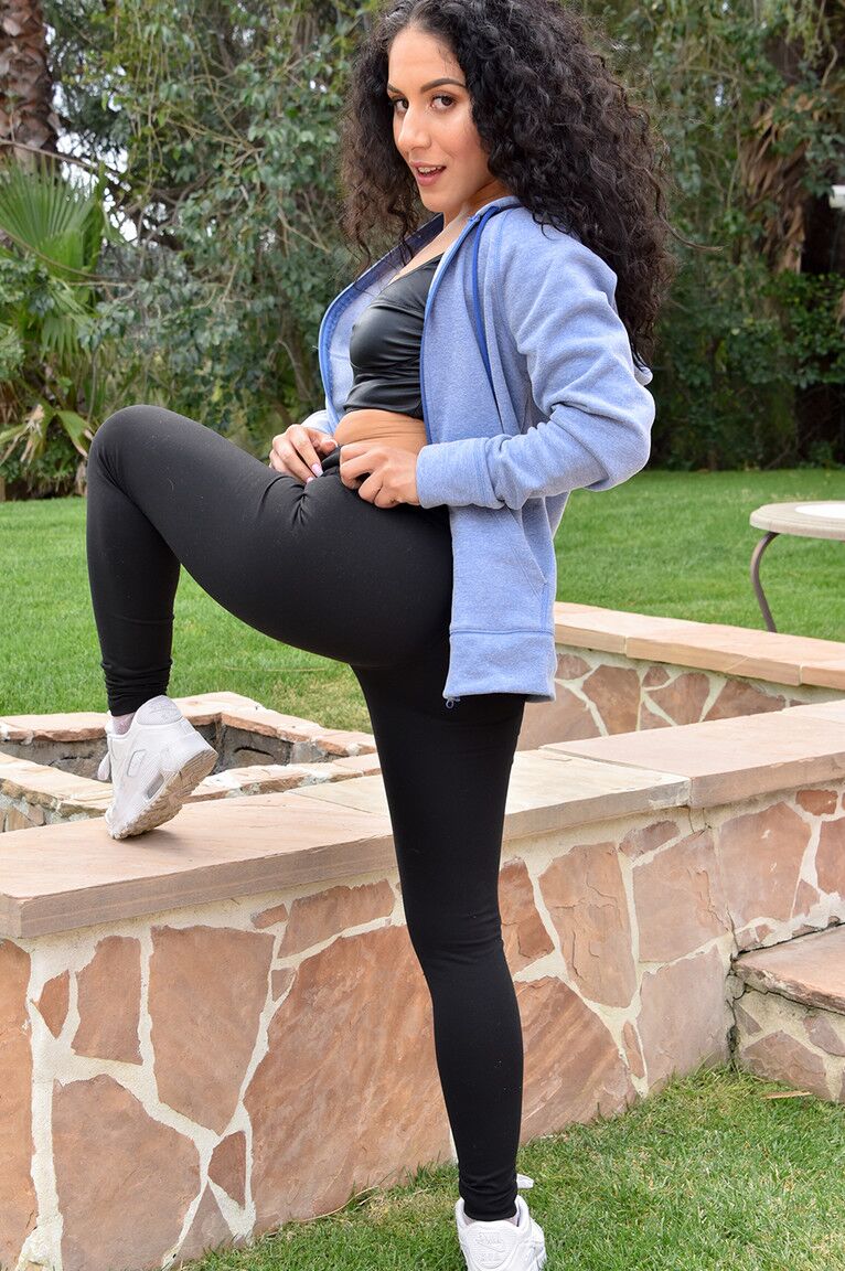 21P Small titted MILF Liv revela sua bunda gorda e esfrega sua vulva ao ar livre