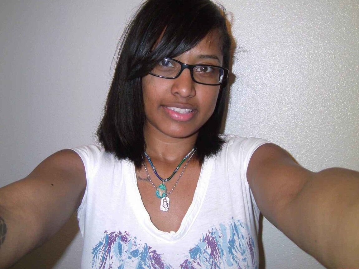 16P Ebony amadora tira fotos de seus grandes peitos tatuados e vagina careca