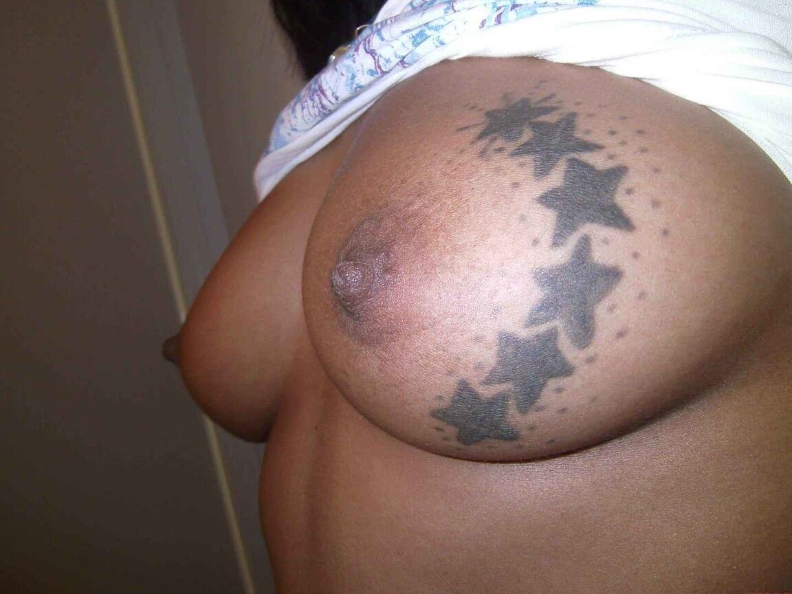 16P Ebony amadora tira fotos de seus grandes peitos tatuados e vagina careca