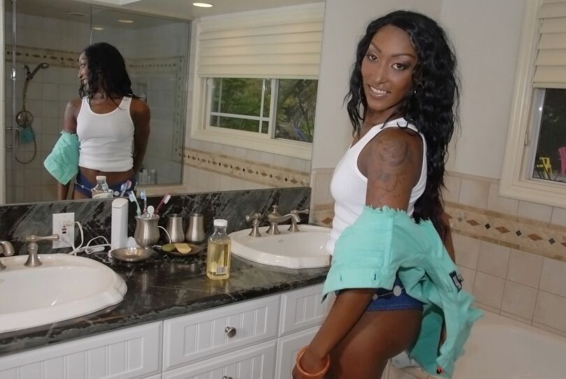 16P Bootylicious ebony babe Jaydan Rose stripping in the bath