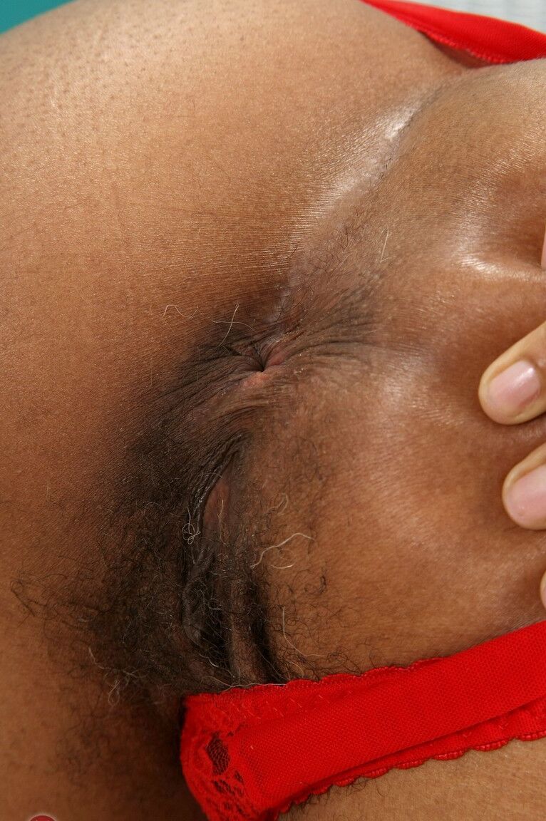 21P La muñeca madura de ébano Ariela muestra sus hermosos pies