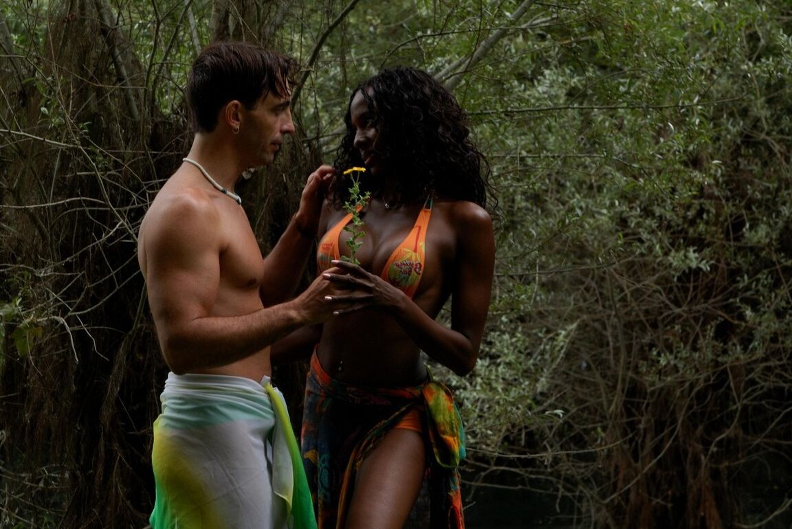 16P Une fille noire chaude a ses seins fermes