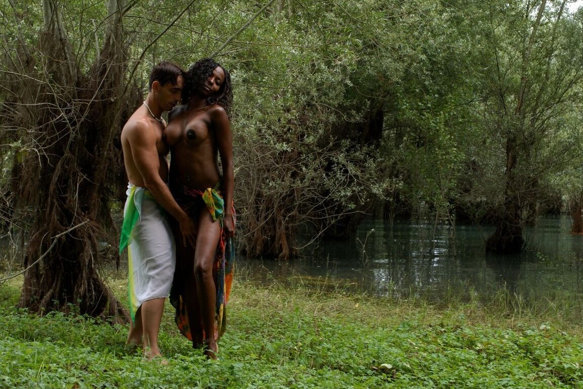 16P Une fille noire chaude a ses seins fermes