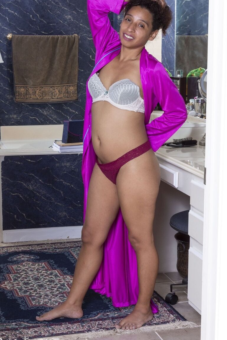 Die 16P Ebony-Neulingin Divine spreizt ihre haarige Muschi, nachdem sie sich völlig nackt ausgezogen hat