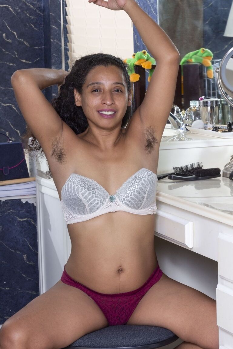 Die 16P Ebony-Neulingin Divine spreizt ihre haarige Muschi, nachdem sie sich völlig nackt ausgezogen hat