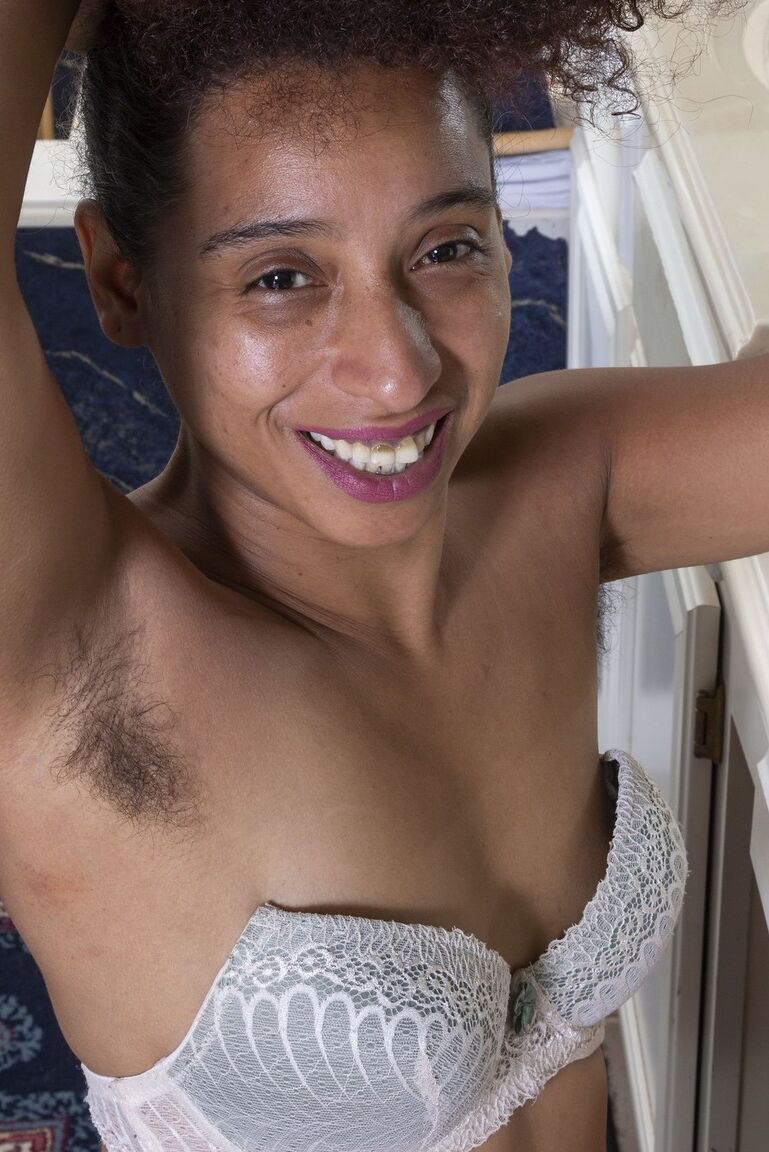 Die 16P Ebony-Neulingin Divine spreizt ihre haarige Muschi, nachdem sie sich völlig nackt ausgezogen hat