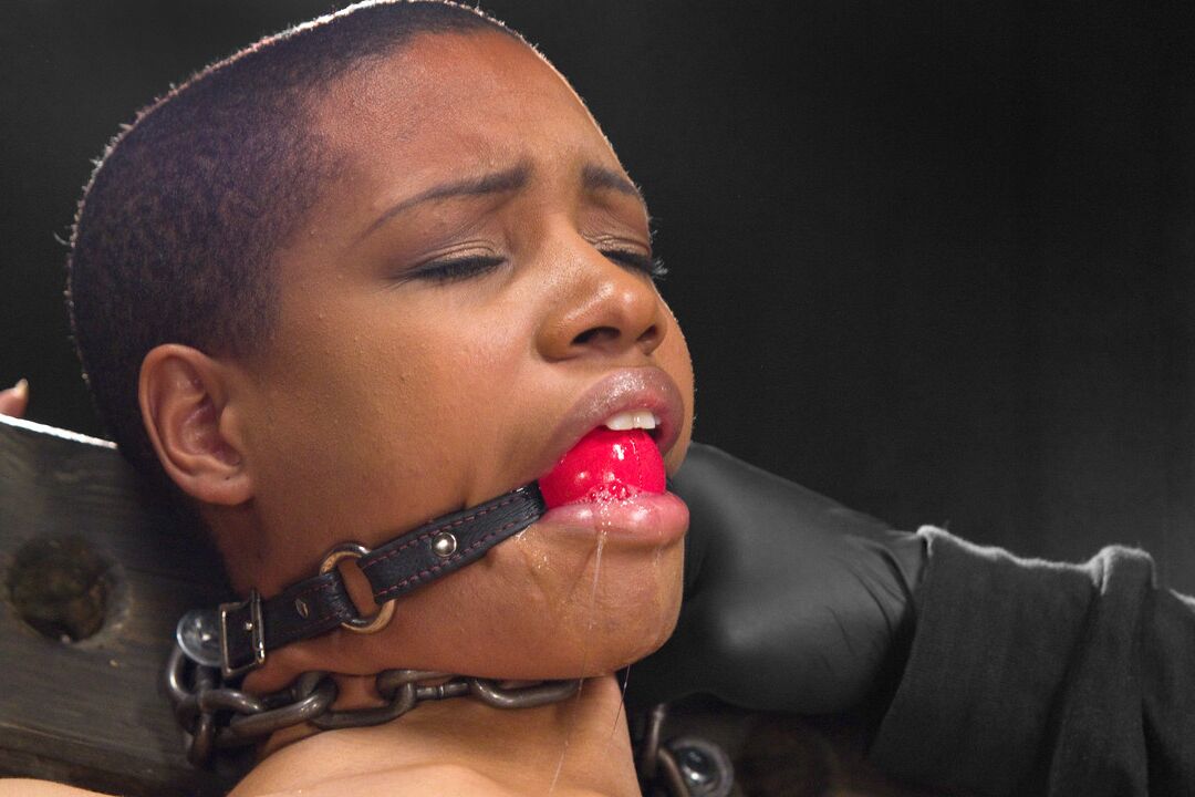 21P Linda chica de ébano atada y follada por el coño en estilo BDSM extremo