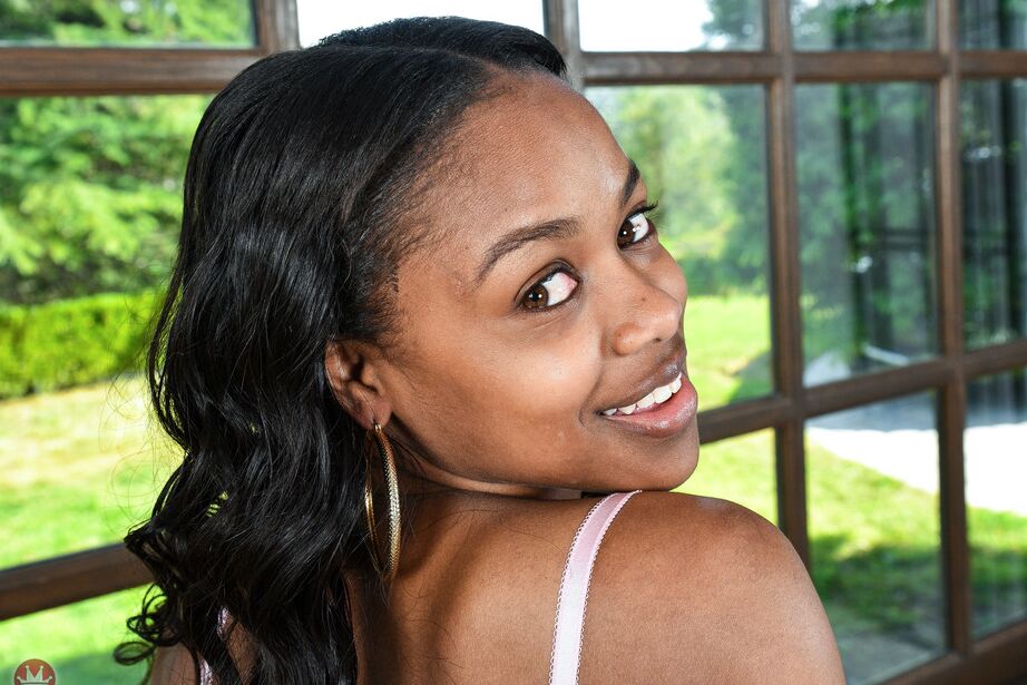 16P Petite negra amadora Amilian Kush mostra sua buceta careca nua