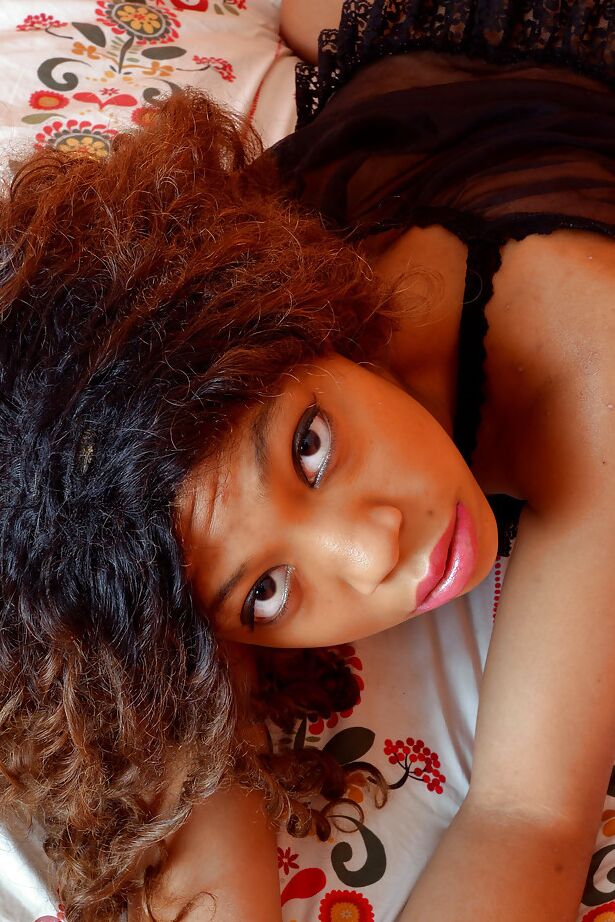 16P Garota amadora Ebony demonstra pés sensuais e mostra seus buracos estreitos