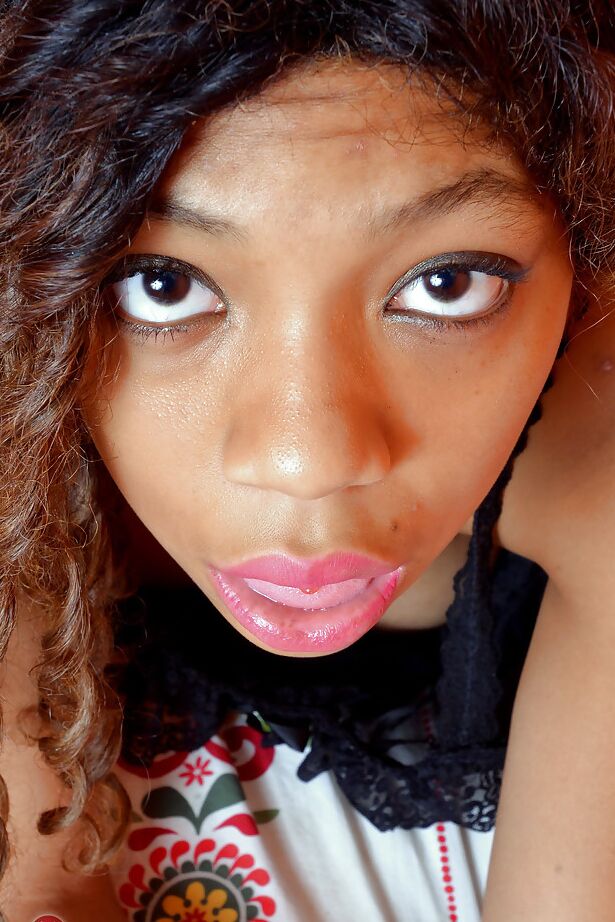 16P Garota amadora Ebony demonstra pés sensuais e mostra seus buracos estreitos