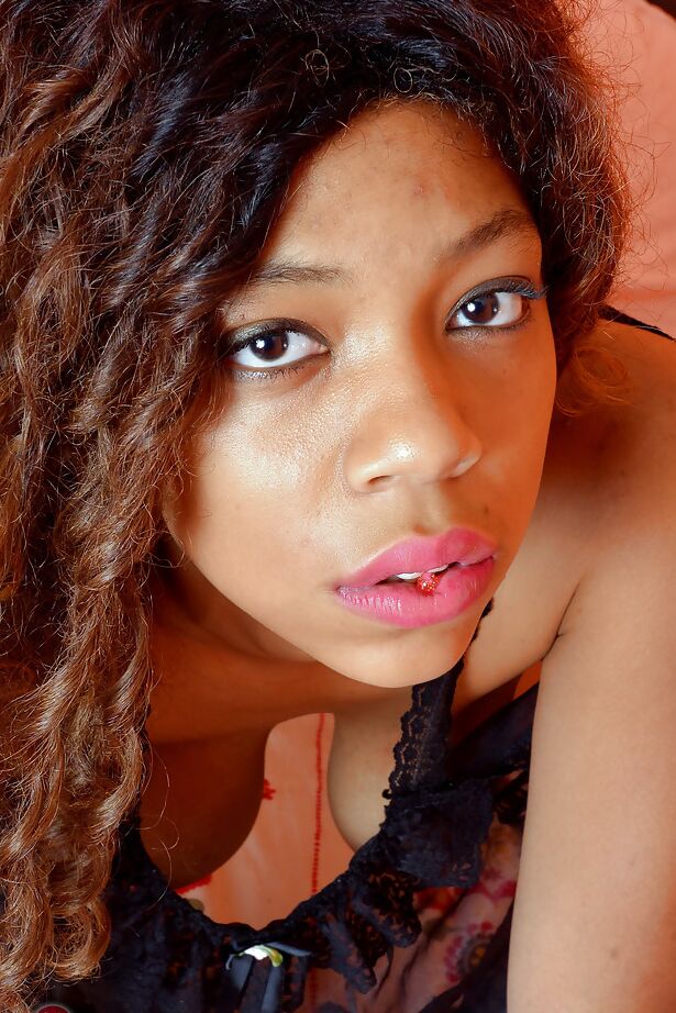 16P Garota amadora Ebony demonstra pés sensuais e mostra seus buracos estreitos