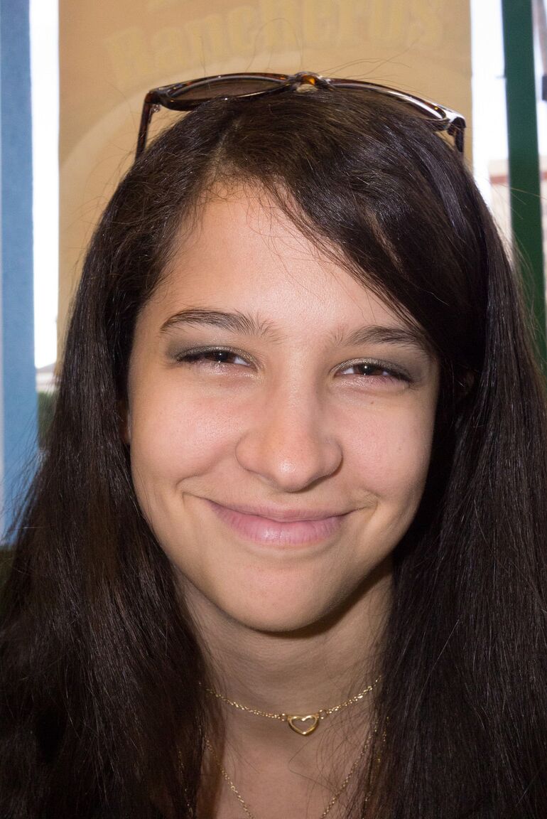 11P La adorable adolescente morena Caroline Ray muestra sus calientes curvas mientras se cambia